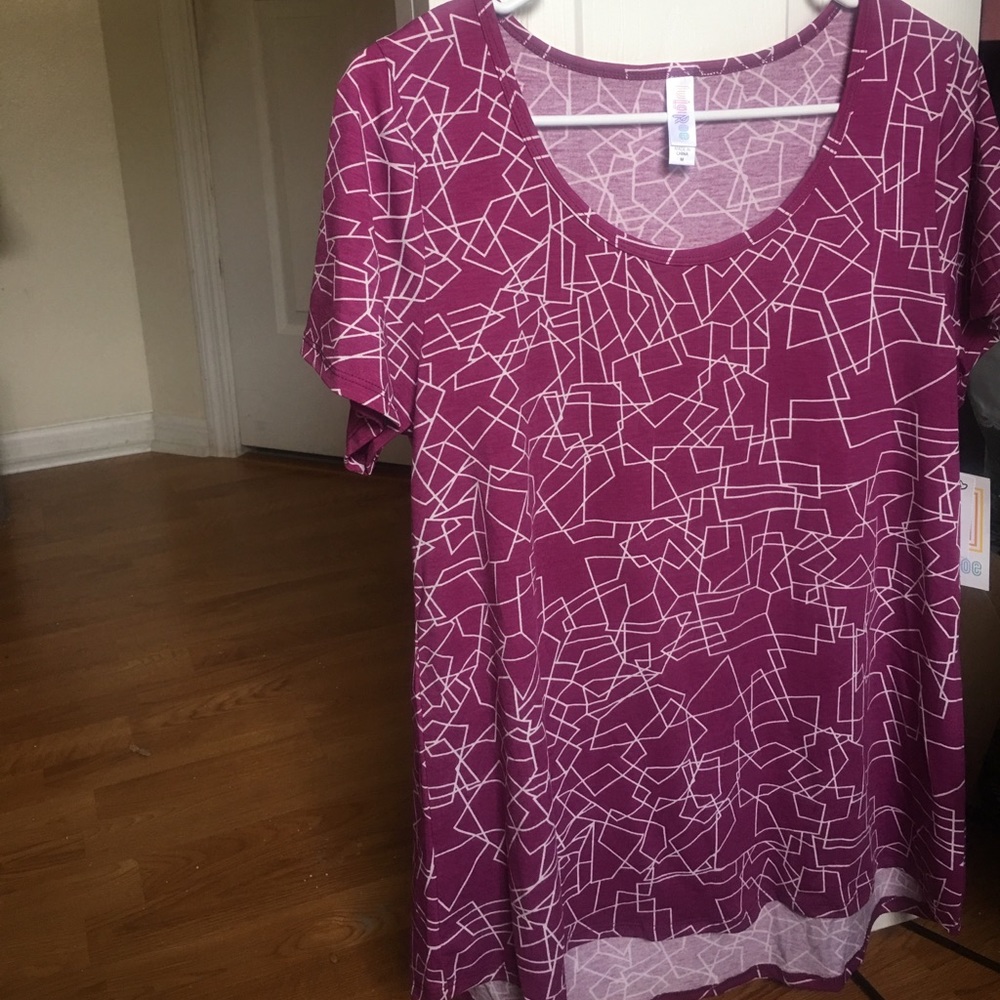 Bnwt lularoe classic T!